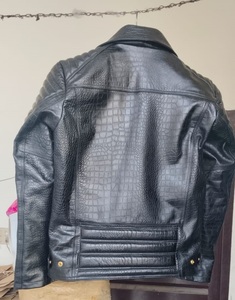 Veste en cuir noir gaufré épais OEM pour homme, manteau de motard de luxe rembourré à la taille, en cuir de vache véritable pour l'hiver - Product Image 3