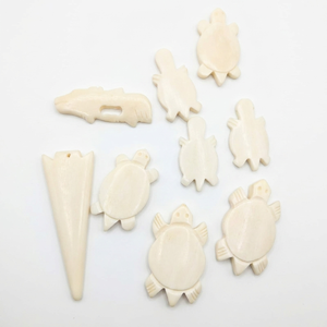 Tortues en os sculptées à la main par des artisans et pointes de flèches tribales, composants authentiques en os de buffle pour la fabrication de bijoux traditionnels - Product Image 1