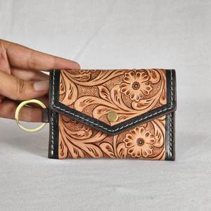 Tarjetero de Cuero Genuino Hecho a Mano con Grabado Floral, Cierre de Broche Vintage, Cartera Corta Unisex - Product Image 1