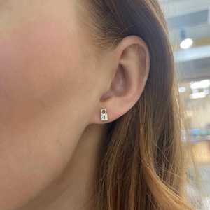 Boucles d'oreilles minimalistes à fermoir push-back en or massif 14K 18K, avec diamants de laboratoire taille ronde pavé, motif cadenas de luxe, pour usage quotidien - Product Image 4