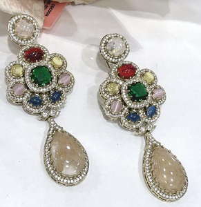 ต่างหูทองเหลืองคุณภาพสูงประดับเพชรซิคอนระยิบระยับ ดีไซน์ยาวโดดเด่น เหมาะสำหรับงานเลี้ยงกลางคืน คอลเลคชั่นแฟชั่นสำหรับผู้หญิง - Product Image 3