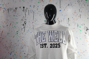 The Well Est. Sudadera Cuello Redondo Unisex 2025, Corte Regular, Algodón, Informal, Otoño, Blanca, con Estampado de Letras CLUSH SPORTS en la Parte Delantera - Product Image 5