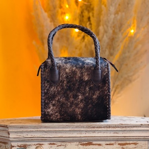 Bolso Bandolera de Cuero Genuino Venus Leathers, Estilo Western, Hecho a Mano, con Patrón de Letras y Flores, Cierre de Cremallera, 45-55cm, Gran Venta - Product Image 1