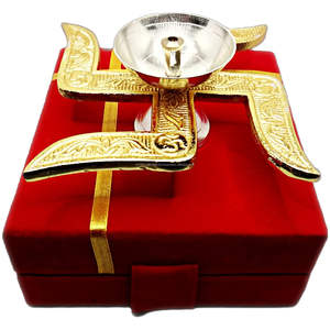 Diya tradicional de latón con swastika en paquete de regalo para Diwali - Product Image 1