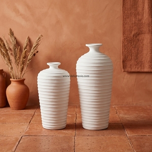 Vase de sol grand format Pilin L en terre cuite rustique blanche, côtelé, fait main, pot en argile décoratif, céramique en gros - Product Image 2