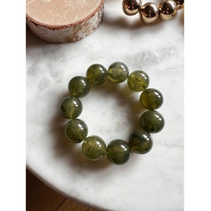 Pulsera de Resina Hecha a Mano Contemporánea con Diseño Artístico Exclusivo, Accesorio de Moda para Mujeres y Niñas - Product Image 3