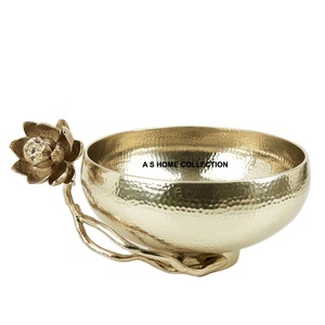 Bol décoratif de fruits en aluminium de branche de fleur martelée de couleur dorée pour la maison et le restaurant disponible avec le fournisseur indien - Product Image 1