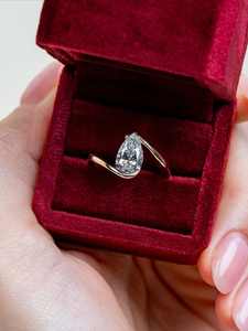 Anillo de Compromiso Solitario Minimalista de Oro de 18K/14K/10K con Diamante Cultivado en Laboratorio de Corte Pera de Lujo de 1.00 Ct, Joyería Fina Personalizada al por Mayor - Product Image 4