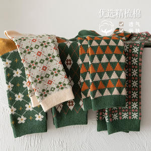 Chaussettes à motif de personnages pour le Nouvel An et Noël 2026, 5 paires, tube moyen, décontractées, avec logo, en coton, MOQ 10 paires - Product Image 3