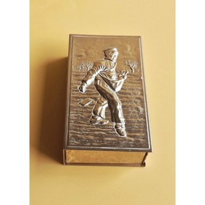 Boîte d'allumettes vintage en aluminium avec gravure de figurine humaine et motif moulin à vent, durable pour usage domestique - Product Image 4