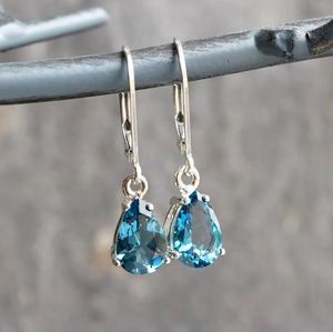 Boucles d'oreilles pendantes en topaze bleue de Londres, forme poire, en argent sterling 925, plaqué or, délicates, en forme de goutte, pierres précieuses, élégantes, minimalistes, bijoux de soirée - Product Image 4