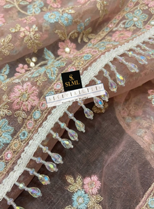 ชุดเจ้าสาวแบบเลเฮนกา ผ้าซารี แต่งขอบด้วยลูกไม้ประดับคริสตัลมุกสีขาวรุ้ง รูปทรงหยดน้ำ งานฝีมือแบบดั้งเดิม หรูหรา พรีเมียม - Product Image 2