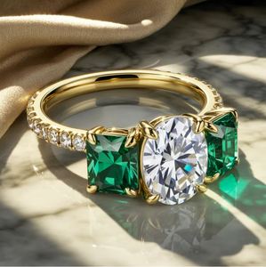 Anillo de Compromiso de Plata de Ley Chapado en Oro con Moissanita de Corte Ovalado y Piedras Laterales de Esmeralda de Laboratorio, Anillo de Lujo para Boda y Aniversario - Product Image 1