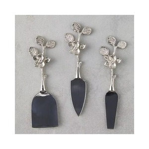 Diseño refinado que mejora la experiencia de disfrutar de quesos finos. El juego de cuchillos simboliza el estilo culinario moderno. - Product Image 4