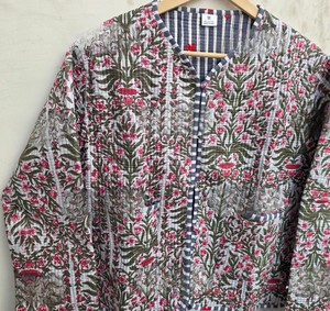 Veste matelassée en coton tricoté indien faite à la main, imprimée à la sérigraphie florale de qualité supérieure, réversible, pour l'hiver et les activités de plein air - Product Image 3