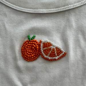 T-shirt blanc en coton pour femme, idéal pour les soirées, avec broderie faite main à perles mobiles double face, chemise perlée richement ornée - Product Image 6