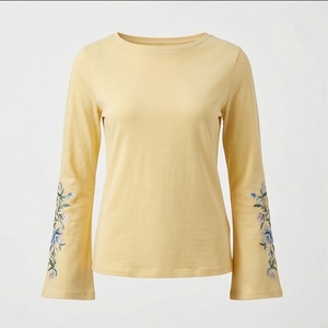 Camiseta de Mujer Personalizada de Alta Calidad, Corte Ajustado, Bordada, con Cuello Redondo y Diseño Estampado para Ropa Casual de Verano - Product Image 1