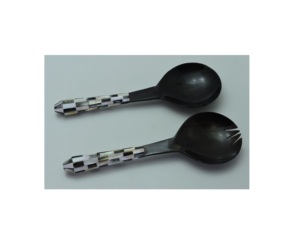 Juego de 2 servidores de ensalada de cuerno con diseño único, cucharas de cuerno hechas a mano con cuerno natural de búfalo a precio de fábrica. - Product Image 2