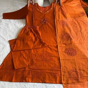 Conjunto de traje naranja de algodón puro VASTRA COTTAGE con estampado a mano y trabajo de espejo real, dupatta de algodón Mul, ropa étnica festiva - Product Image 3