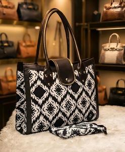 Sac fourre-tout Monochrome Heritage Luxe avec broderie, fermeture ouverte, design portable et antivol - Product Image 1