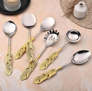 Ensemble de couverts de luxe avec manche en plumes – Ensemble de cuillères de service en acier inoxydable avec motif feuille d'or pour la salle à manger et la table - Product Image 3