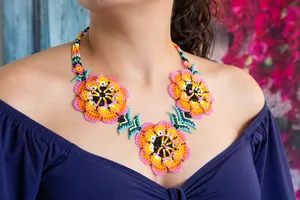 Collier de haute qualité avec perles de lotus Huichol, idéal pour anniversaire, Noël, mariage, et autres occasions spéciales. - Product Image 1