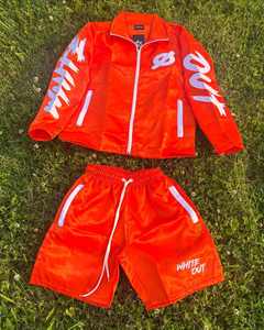 ชุดเซ็ตผู้ชายแบบกำหนดเอง เสื้อผ้าสตรีทแวร์น้ำหนักเบา ชุดวอร์มไนลอน กางเกงขาสั้นกันลม ชุดเซ็ตสำหรับผู้ชาย เสื้อฮู้ดดี้ไนลอนคุณภาพสูงและกางเกงขาสั้น - Product Image 6