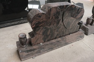 Stèles funéraires et <span class=keywords><strong>monuments</strong></span> commémoratifs en granit rouge Aurora de style américain, avec double cœur vertical - Product Image 2