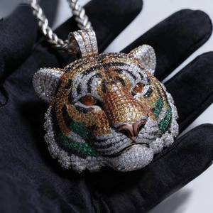 Pendentif Tête de Tigre en Moissanite, Montre de Luxe en Argent 925 avec Diamants pour Hommes, Design Élégant, Disponible à la Vente – Offre Spéciale - Product Image 1