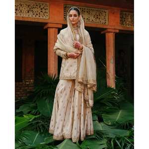 Ensemble de costume de créateur avec des paillettes et des broderies en zari Taille 2XL - Product Image 6