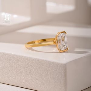 Anillo de Compromiso Minimalista con Diamante Cultivado en Laboratorio, Corte Esmeralda, Banda Sólida de Oro Amarillo de 14K/18K, Anillo Solitario con Diamante Esmeralda - Product Image 1