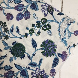 Tela de Algodón Estampada a Mano con Diseño Floral Blanco y Azul, Tela de Algodón Suave Hecha a Mano en India, Estilo Botánico Mughal - Product Image 2
