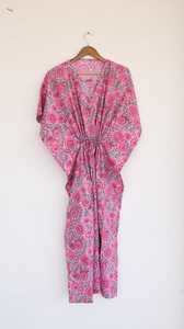 Robe kaftan en coton rose à fleurs pour femmes, style bohème, tenue de plage, avec cordon de serrage - Product Image 3