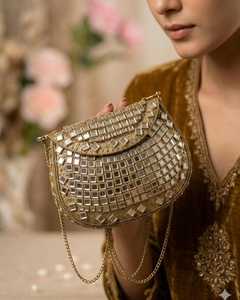 Bolso de Mano Metálico Artesanal Tradicional MS Handicraft, con Diseño Troquelado, Incrustaciones de Mosaico y Joyas, Esmaltado y Bañado en Oro, Regalo de Boda - Product Image 3