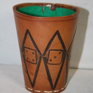 Ensemble de gobelets à dés en similicuir PU, boîte de jeu de société carrée pour polyédres avec intérieur en velours, gobelet silencieux pour secouer les dés - Product Image 1