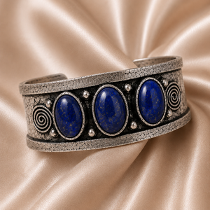Brazalete Ovalado Unisex de Latón Chapado en Oro/Plata con Tres Piedras de Lapislázuli Estilo Vintage Hecho a Mano de Blue Empire - Product Image 3