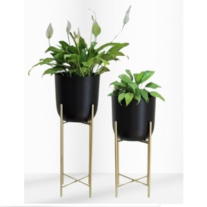 Pot de fleurs moderne et durable pour la décoration intérieure, en métal, finition dorée. - Product Image 5