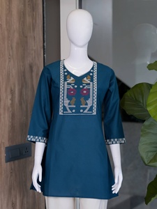 Ensemble Kurti en coton brodé bleu pour femmes avec pantalon palazzo blanc, tenue décontractée ethnique, coupe ample, toutes saisons - Product Image 6