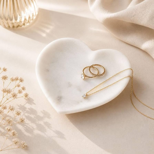 Plateau décoratif en forme de cœur en marbre avec bord doré pour organiser et ranger les bijoux à prix avantageux - Product Image 1