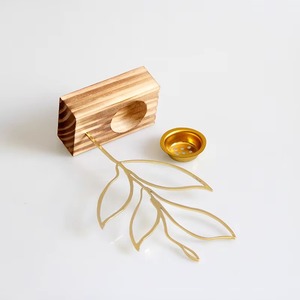 Porte-encens en métal en forme de feuille avec base en bois, diffuseur d'aromathérapie, design noir et or, utilisation toute saison - Product Image 4