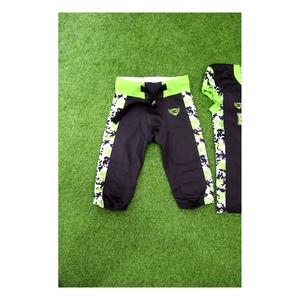 Ensemble de vêtements de sport d'équipe personnalisé, maillot de football à manches courtes imprimé camouflage noir et vert néon, et pantalon - Product Image 3
