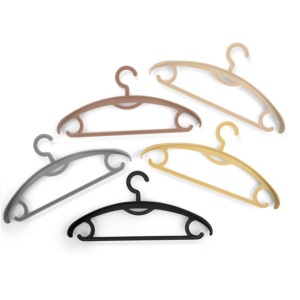 Percha de plástico para ropa, forma rectangular, diseño antideslizante, tipo gancho, para almacenamiento en armario, estilo minimalista, ligera, de un solo nivel - Product Image 1