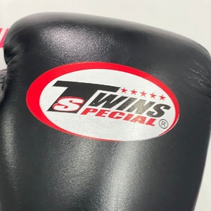 Gants de boxe en cuir de vache véritable faits à la main Twins Muay Thai avec attaches auto-agrippantes, respirants et anti-humidité - Product Image 6