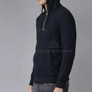 เสื้อฮู้ดดี้ผู้ชายสีพื้นแบบลำลองสำหรับขาย ดีไซน์มืออาชีพ เสื้อฮู้ดดี้ผู้ชายแบบซิปครึ่งตัว - Product Image 2