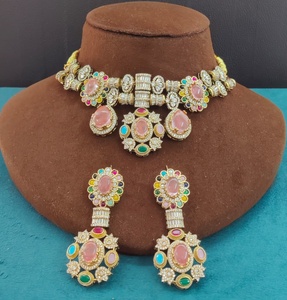 Conjunto de collar inspirado en Sabyasachi de calidad premium, diseño único y hermoso, ideal para novias, se adapta a cualquier atuendo de fiesta. - Product Image 1