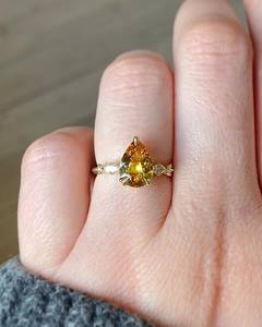 แหวนหมั้นเพชร CZ รูปทรงลูกแพร์ สีเหลือง ทอง 14K แหวนแต่งงานหรูหรา แหวนเจ้าสาว พลอยสีแฟนซี เครื่องประดับชั้นดี แหวนสั่งทำพิเศษสำหรับเธอ - Product Image 4