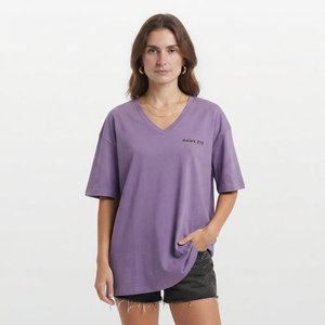 Camiseta Extra Grande con Cuello en V para Mujer, Color Morado, Algodón, Personalizable con Logotipo, Manga Corta, Color Sólido, Estilo Primavera Verano - Product Image 4