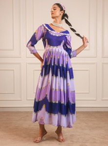 ชุดเดรสสไตล์ตะวันตกทรงหลวม ยาวปานกลาง คอวี ผ้ามัสลินพิมพ์ลายดอกไม้ ล้างทำความสะอาดได้ แฟชั่นน่ารักลำลองสำหรับฤดูร้อนปี 2026 รุ่น AARYA สำหรับผู้หญิง - Product Image 2