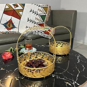 Elegante bandeja estilo cesta con acabado dorado y diseño de calado de mezquita, ideal para cestas de regalo, decoración de mesa y uso en celebraciones. - Product Image 2