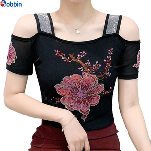 Camiseta negra de mujer con hombros descubiertos, cuello cuadrado, estampado de pedrería, flores rojas, ajuste ceñido, manga corta, top de verano - Product Image 5
